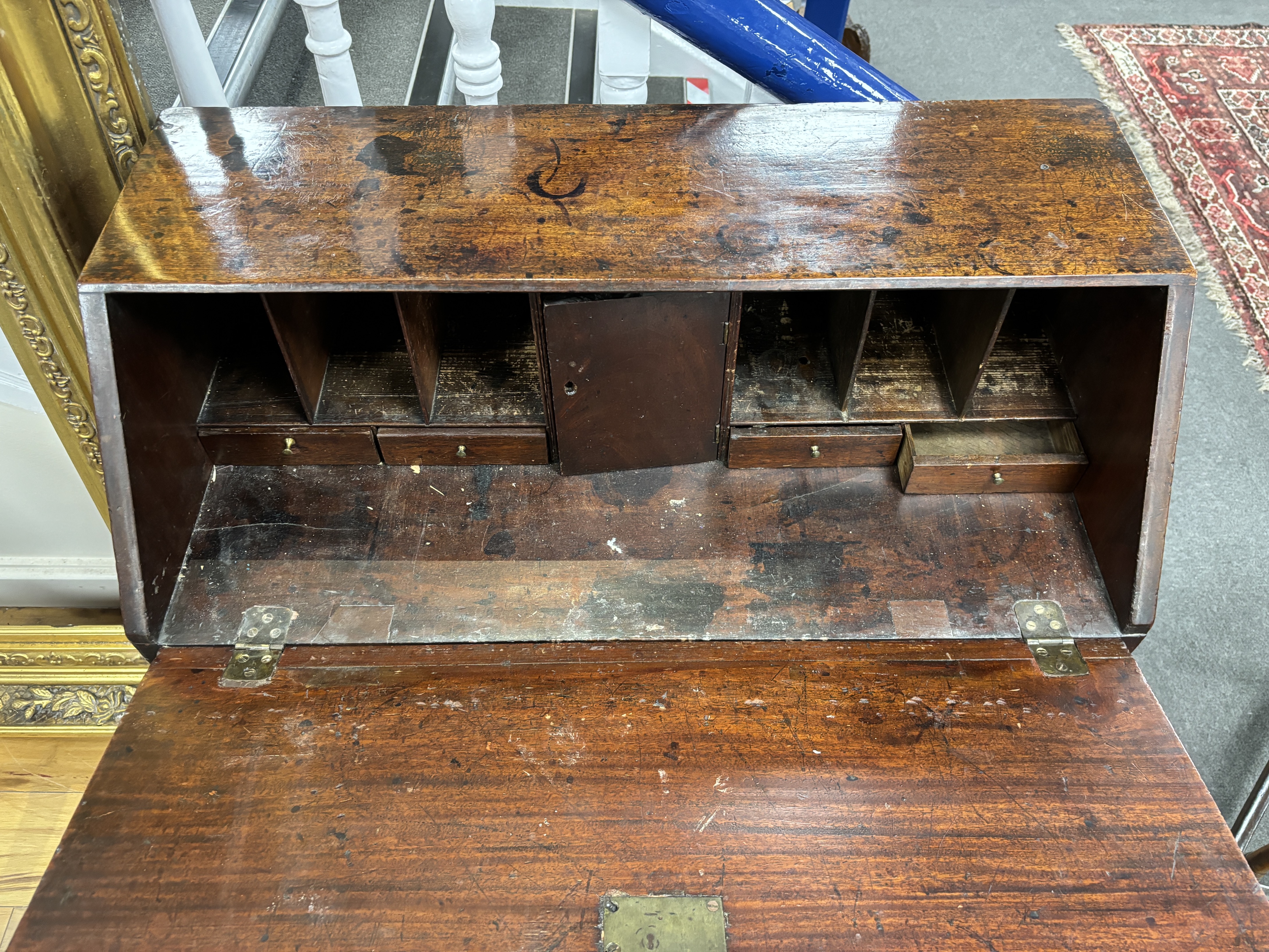 A small George III mahogany bureau, width 83cm, depth 42cm, height 95cm